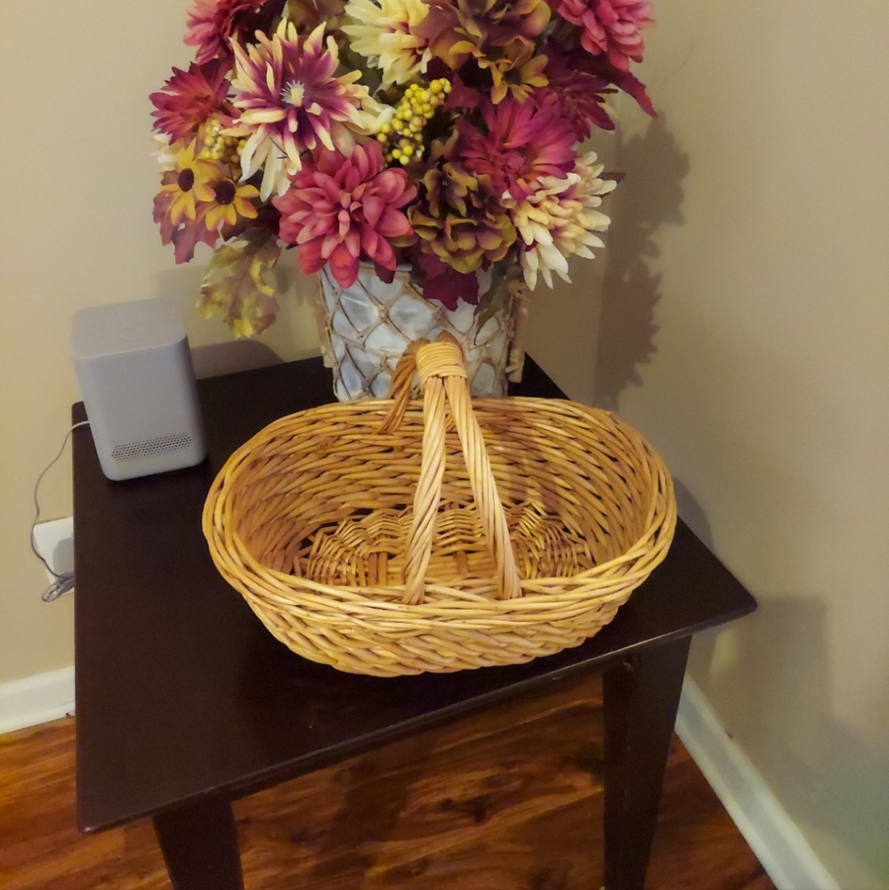 Double Handled Oval Woven Wicker Picnic & Flower Basket Vintage LIKE NEW!